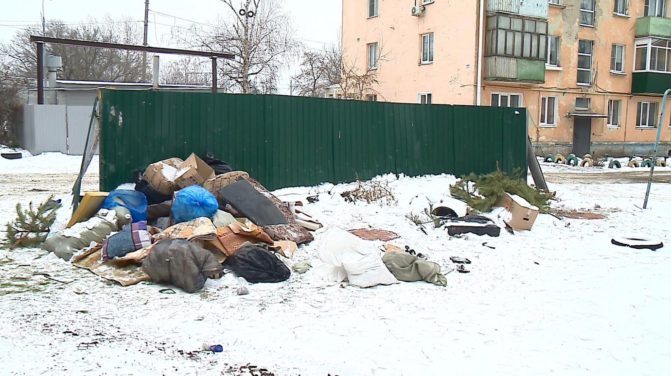 Горы мусора на улице Сердобской становятся выше