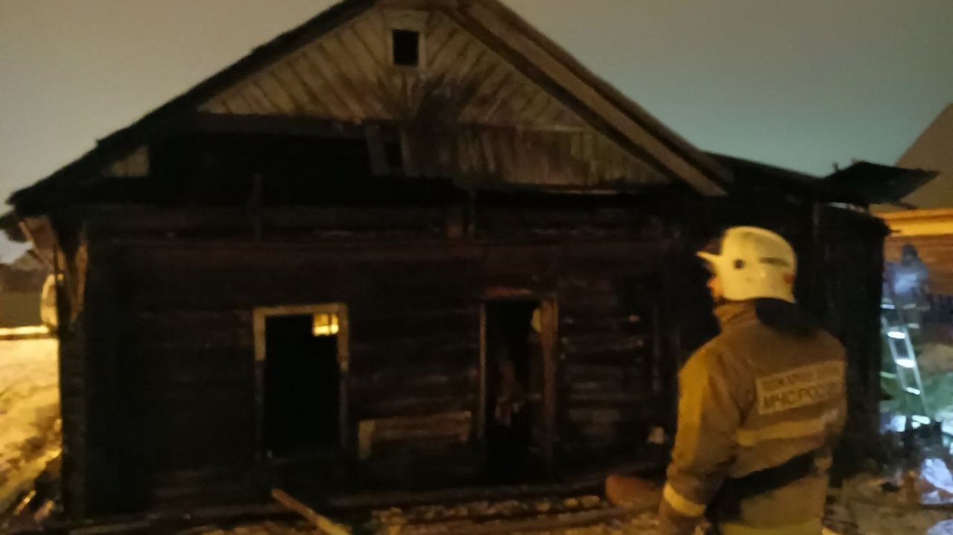 При пожаре в заброшенном доме погиб 63-летний мужчина