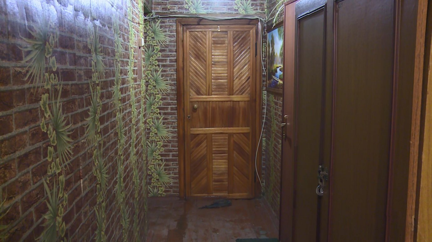 В Пензе ищут владельца квартиры, из-под двери которой течет вода
