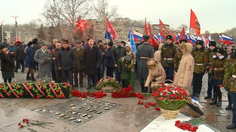 Пензенцы возложили цветы в честь окончания Сталинградской битвы
