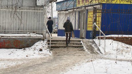 Спуск с Привокзальной площади стал травмоопасным из-за снега