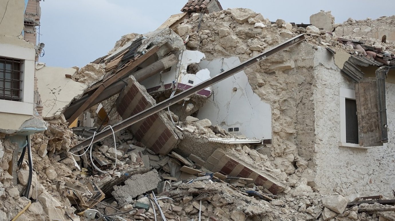В Турции при землетрясении обрушились дома