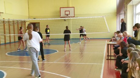 В Пензе школьники борются за выход в финал соревнований по пионерболу