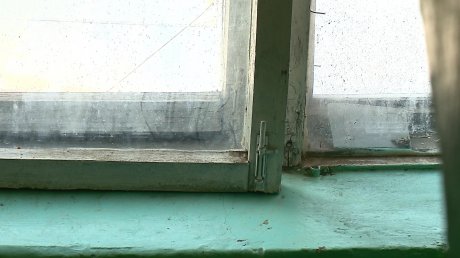 В подъезде дома на Бийской больше двух лет не могут починить окно
