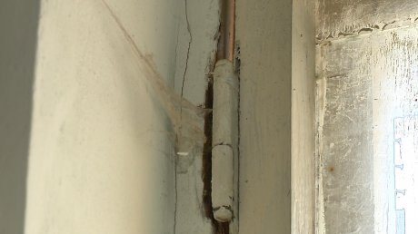 В подъезде дома на Бийской больше двух лет не могут починить окно