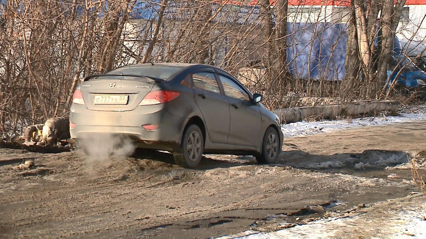 Дорога на улице Чаадаева покрылась ледяными буграми