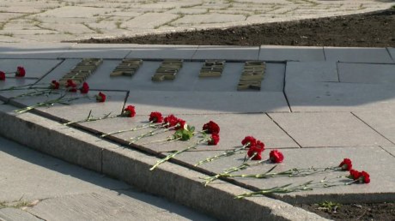 Россиянка возложила цветы к памятнику и получила штраф за дискредитацию армии