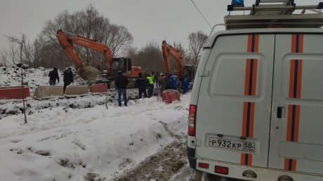 Пензенские спасатели откопали двоих мужчин и деблокировали водителя