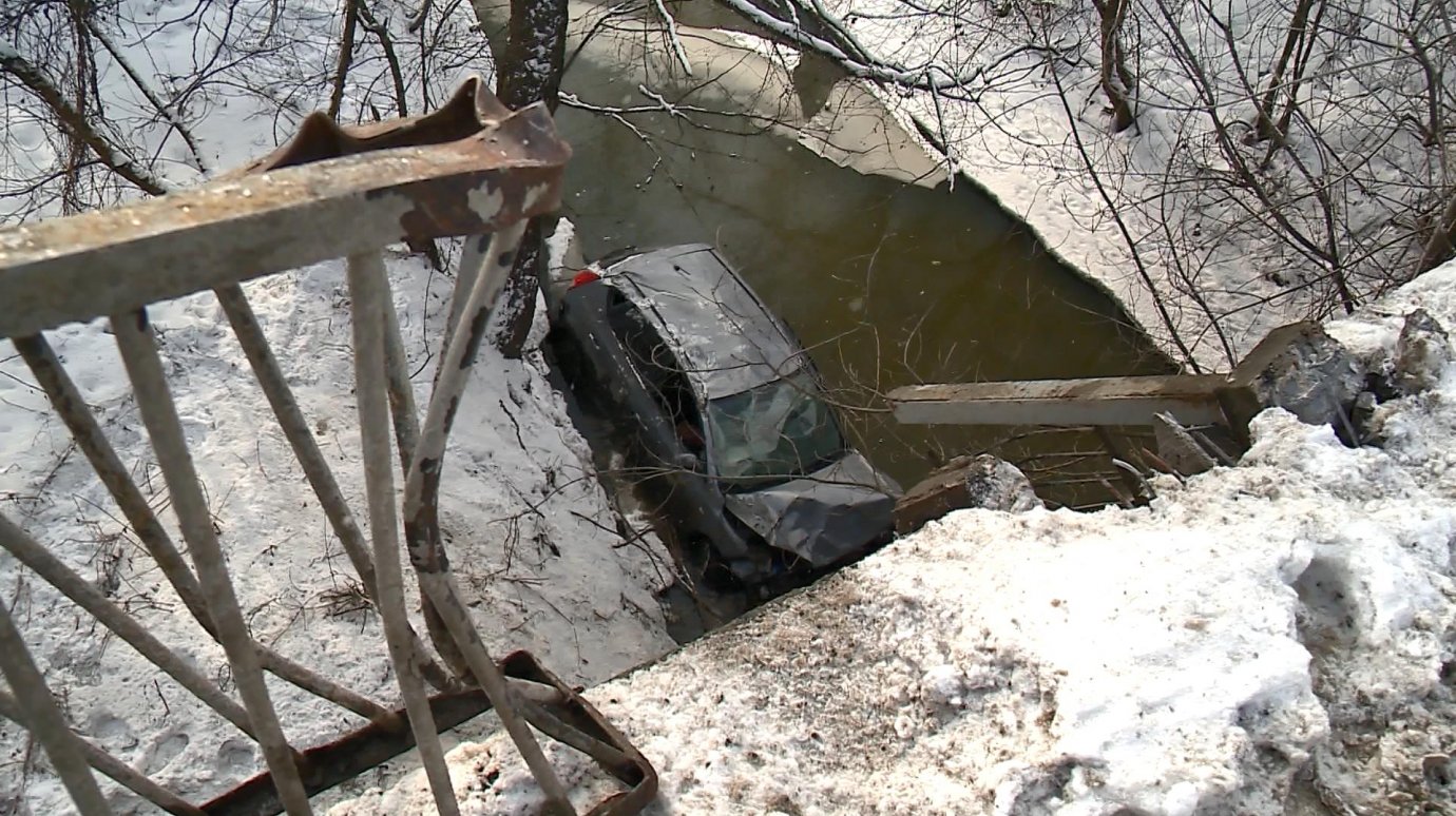 Остановиться неподалеку. Падение. Автомобиль упал с моста в Ставропольском крае. Мост автомобиля.