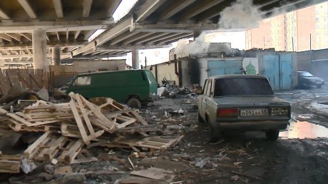 Бездомных подозревают в создании свалки на улице Ухтомского