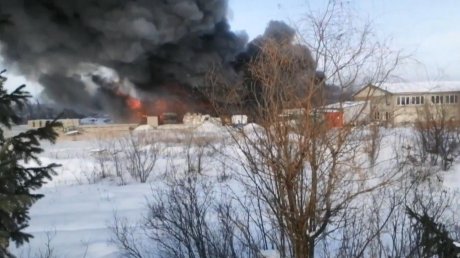 Появились кадры последствий пожара на мебельной фабрике в Кузнецке