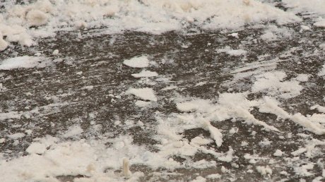 Тщательная уборка снега на улице Вяземского превратила двор в каток