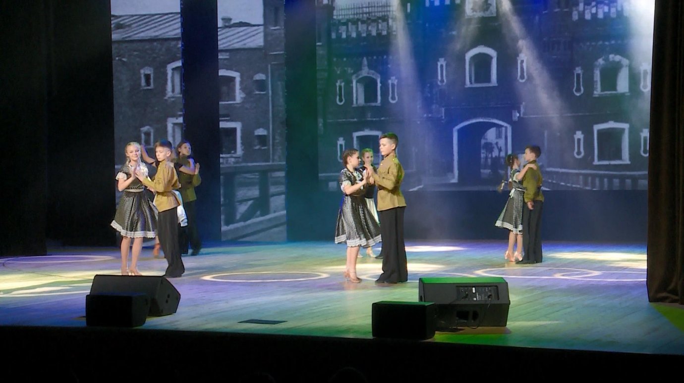 В Пензе артисты песнями и танцами передали дух советского времени