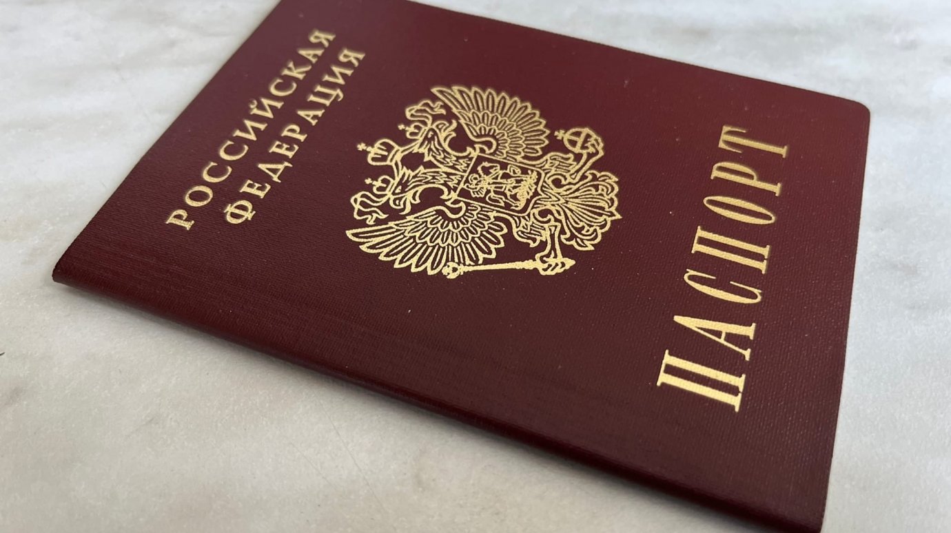 Паспорт 14-летнего должен храниться у родителя или у ребенка?