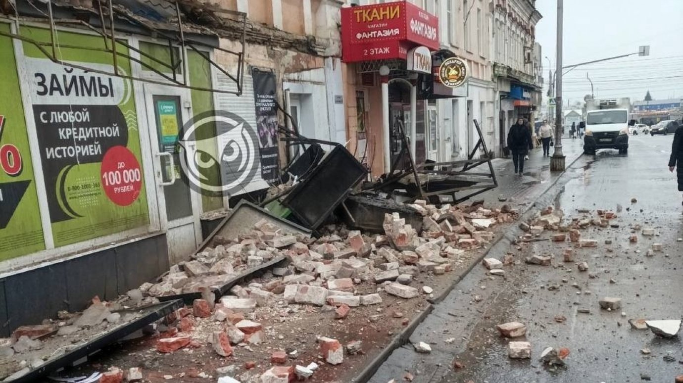 В Пензе обрушилась часть стены рядом с торговым центром