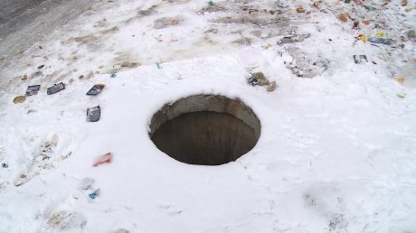 Жители домов на Ладожской носят мусор на площадку, которой нет