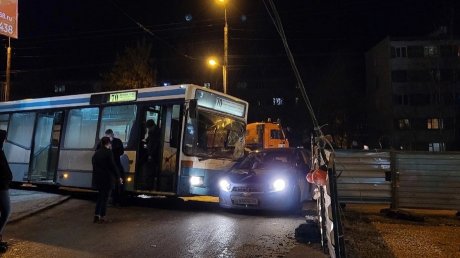 В Пензе в ДТП попали автобус, легковой автомобиль и пескотряс