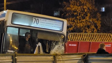 В Пензе в ДТП попали автобус, легковой автомобиль и пескотряс