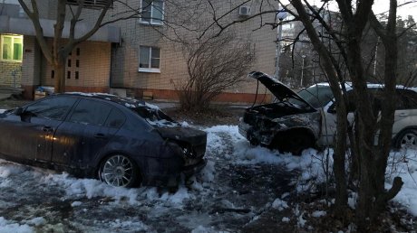 В Заречном одновременно загорелись два BMW