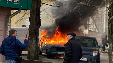 В Пензе легковой автомобиль полыхал открытым огнем