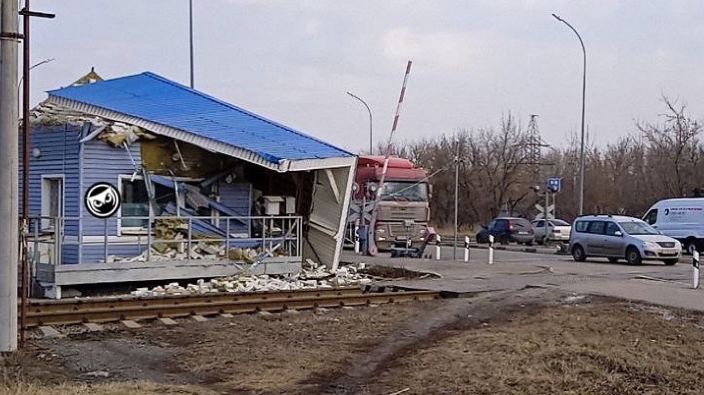 На улице Гагарина в Пензе обрушилась будка у переезда