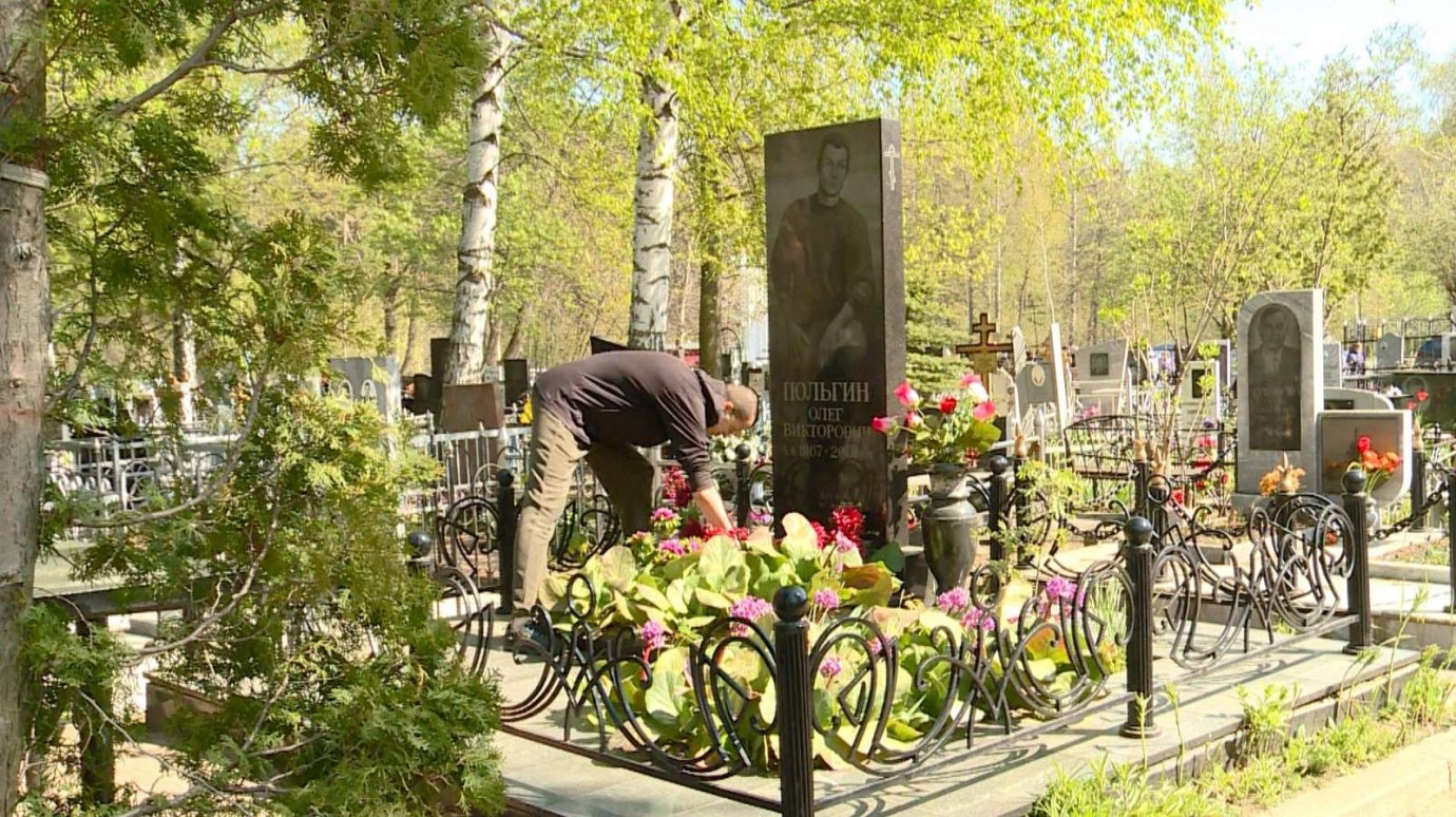 борис клюев похороны фото с кладбища