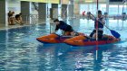 В Пензе спортсмены соревнуются в бассейне на катамаранах