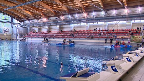 В Пензе спортсмены соревнуются в бассейне на катамаранах