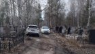 Автомобилисты разрушают места захоронения на Восточном кладбище