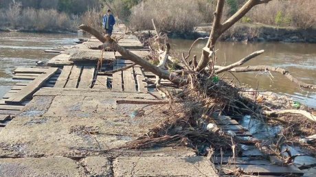 Мост в Бессоновском районе оказался разрушенным после паводка
