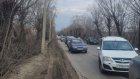 Ни тротуара, ни нормальной обочины: пешеходы жалуются на дорогу в Зарю