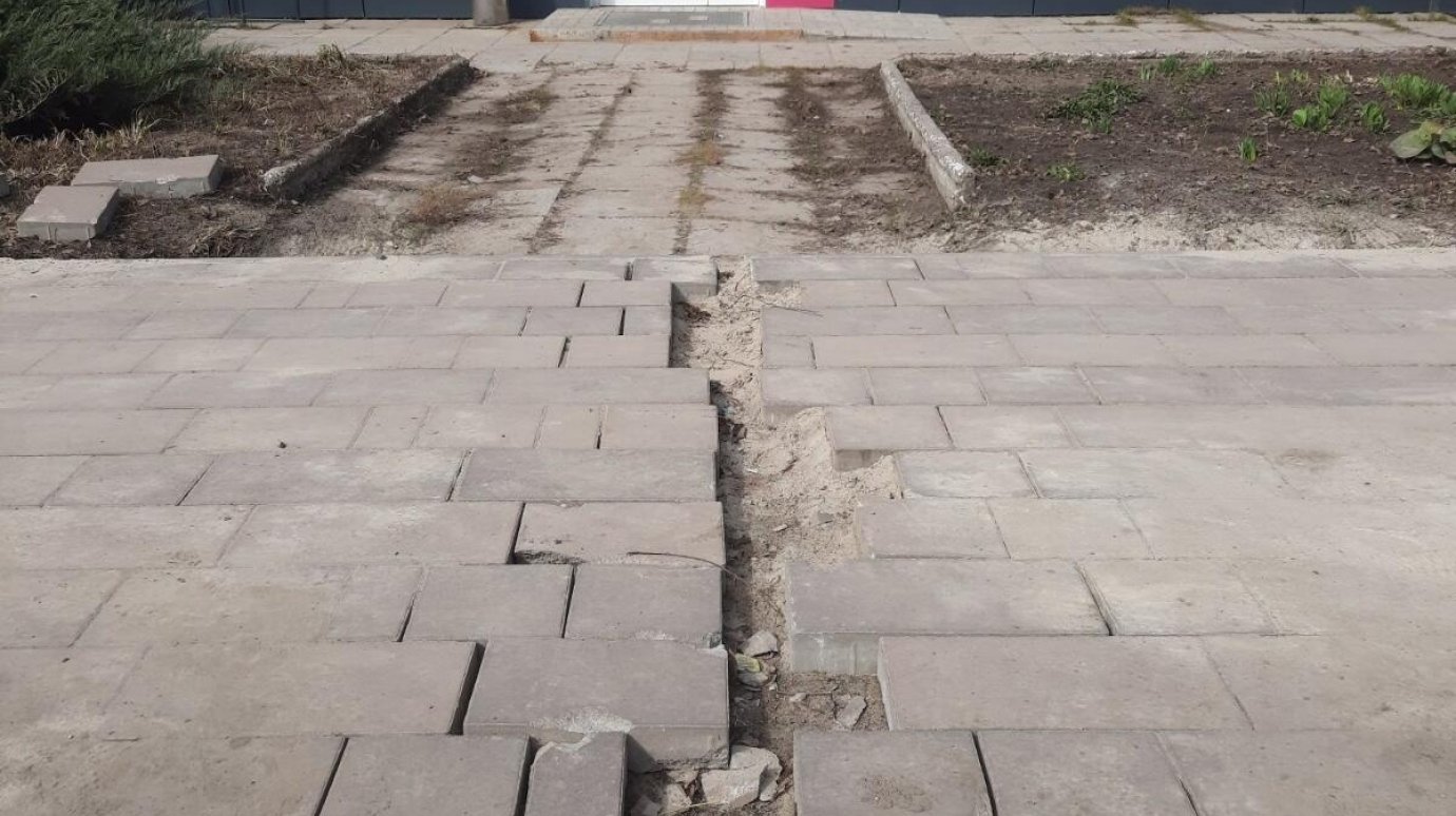 Разрушенный тротуар в Белинском объяснили сезонной усадкой