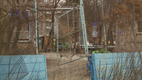 Хоккейная площадка на Жемчужной пришла в состояние разрухи