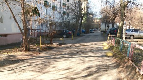 Двор на Урицкого заняли машины противников платной парковки