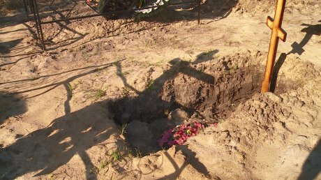 На Восточном кладбище разразился скандал из-за затопленной могилы