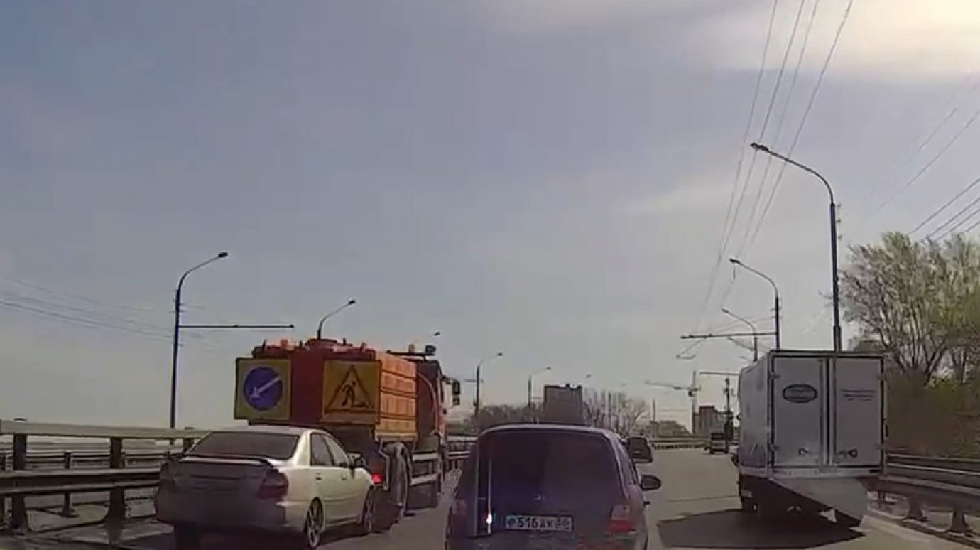 В Пензе водитель не заметил ярко-оранжевый КамАЗ на путепроводе