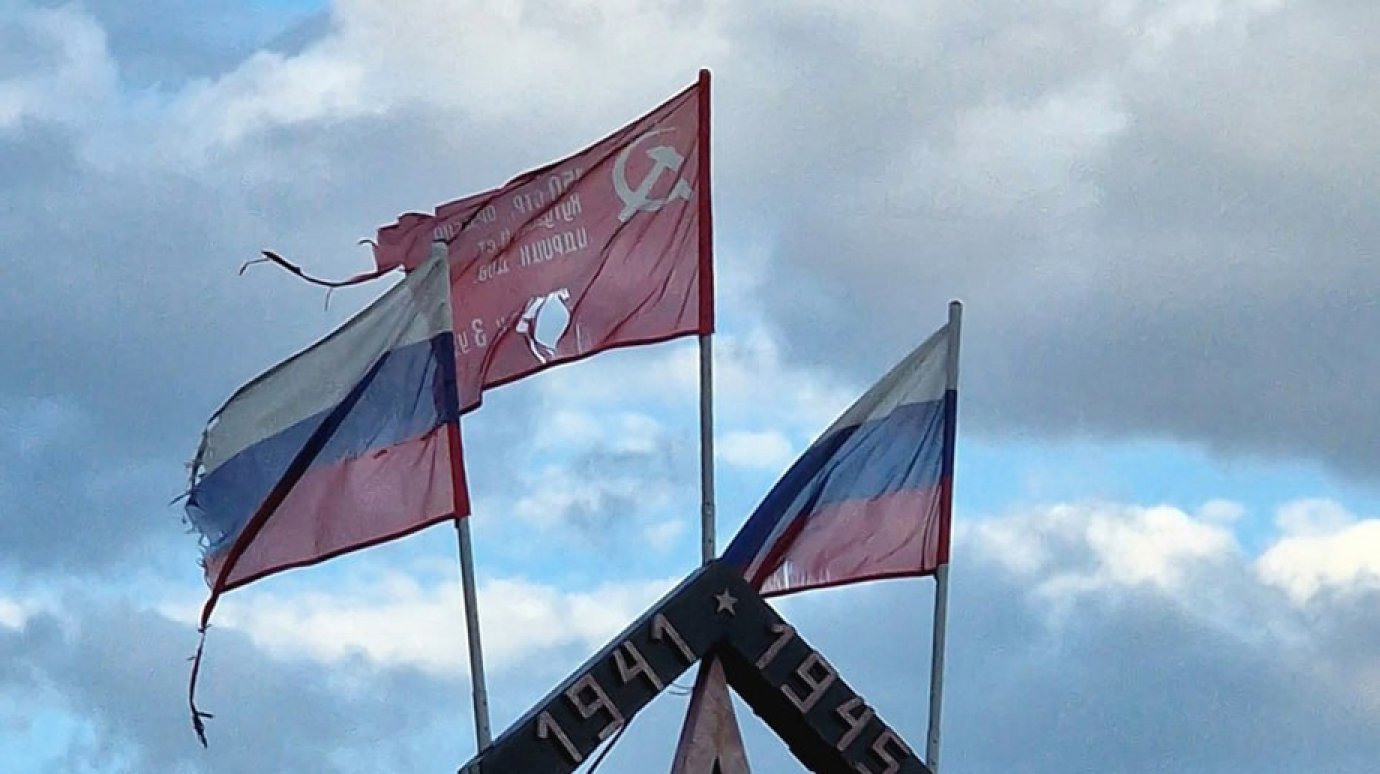 В Кузнецке стелу Победы украшают рваные флаги