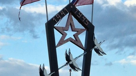 В Кузнецке стелу Победы украшают рваные флаги
