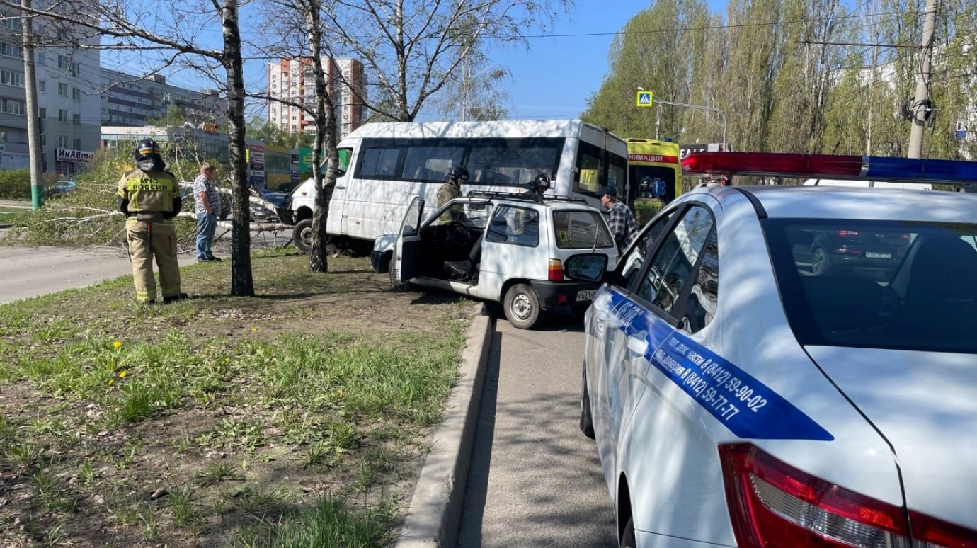 В ДТП с маршруткой на проспекте Строителей пострадали 6 пассажиров