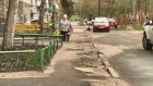 Тротуар на улице Карпинского стал травмоопасным для пешеходов