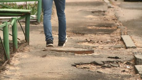 Тротуар на улице Карпинского стал травмоопасным для пешеходов