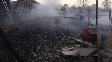 В Пензенской области огонь уничтожил два дома, погиб человек