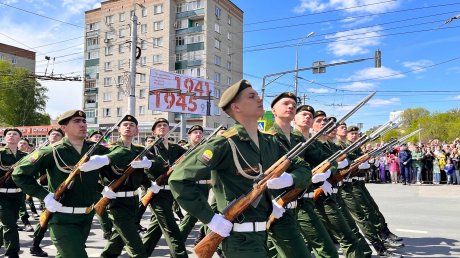 В Пензе в День Победы прошел парад и состоялось возложение цветов