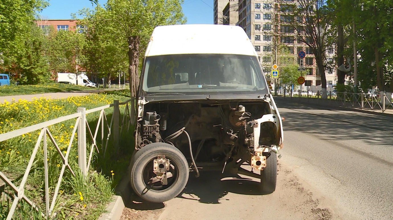 Брошенный Ford Transit на улице Рахманинова мешает водителям