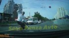 В Арбекове велосипедист-нарушитель атаковал автомобиль