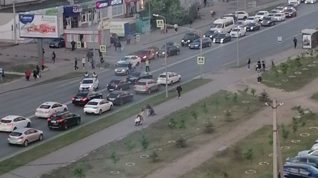 Очевидцы: На ул. Антонова ребенок попал под колеса автомобиля