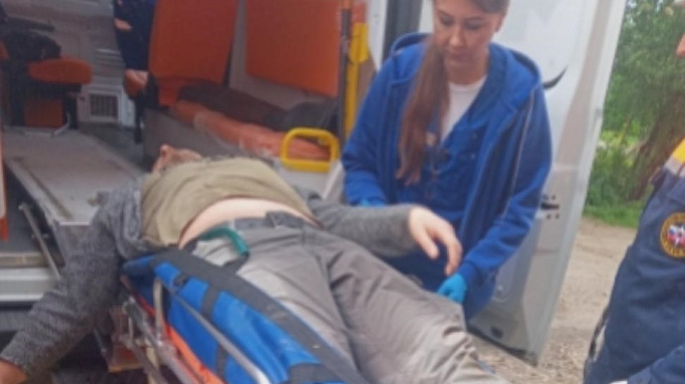 В Пензе спасатели вытащили на носилках упавшего в подвал мужчину