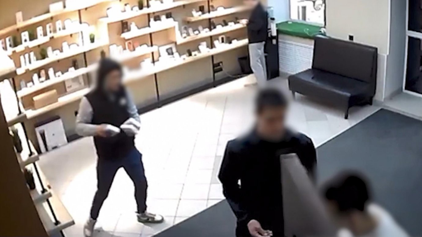 В Пензе молодой человек за 5 секунд похитил 3 телефона