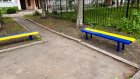 На проспекте Строителей заметили скамейки «запрещенного» цвета