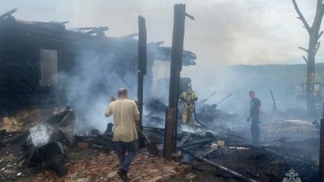 В Кузнецком районе огонь уничтожил два дома